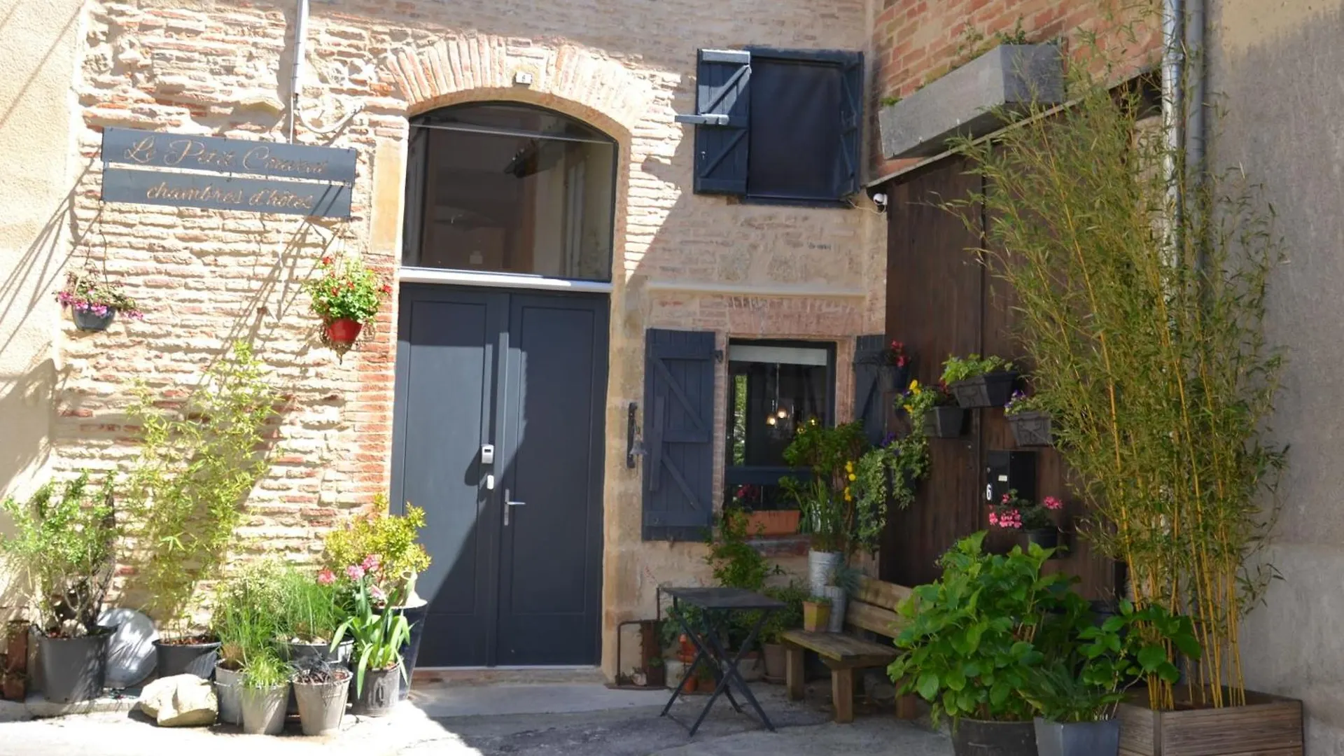 住宿加早餐酒店 LʼIsle-en-DodonLe Petit Couvent住宿加早餐旅馆